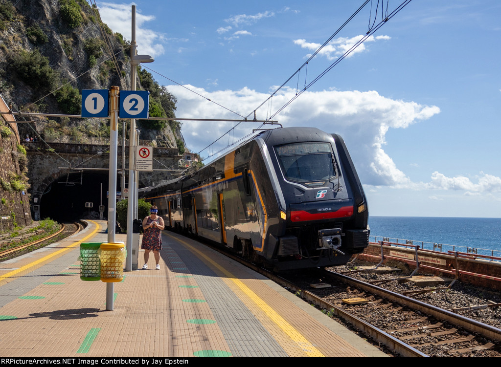 A Hitachi "Rock" EMU glides north through Manarola 